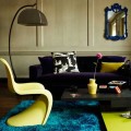Salon màu tím chết cùng ghế màu vàng, thảm xanh lơ, bàn đen tạo nét cá tính cho căn phòng